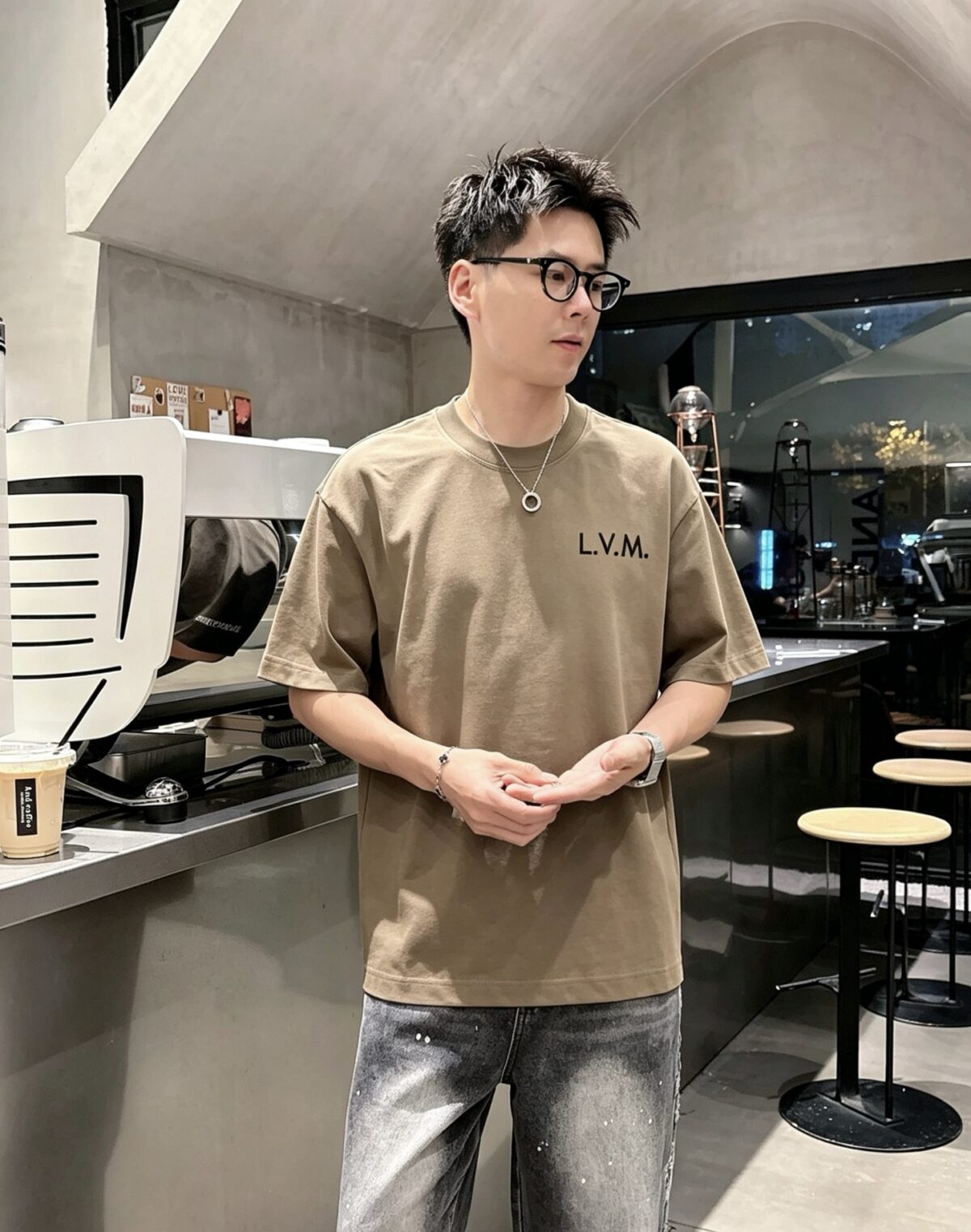P75 1v～ Lv路易logo刺绣字母 《区别通货面料》7a抗菌短袖tee 上身十分舒适，男女同款半袖，落肩宽松版型 颜色: 黑色 白色 咖啡色 尺码：S（90-130斤） M（125-150斤） L（135-165斤） XL（160-190斤） XXL（185-220斤）