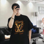 P70 LV/路易威登 印花Logo百搭潮流短袖T恤男女同款 吊牌 领标 水洗唛 三标齐全 定织定染280克精梳棉面料 尺码：S-XXL 颜色：黑色，白色，藏青色
