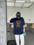 P70 LV/路易威登 印花Logo百搭潮流短袖T恤男女同款 吊牌 领标 水洗唛 三标齐全 定织定染280克精梳棉面料 尺码：S-XXL 颜色：黑色，白色，藏青色