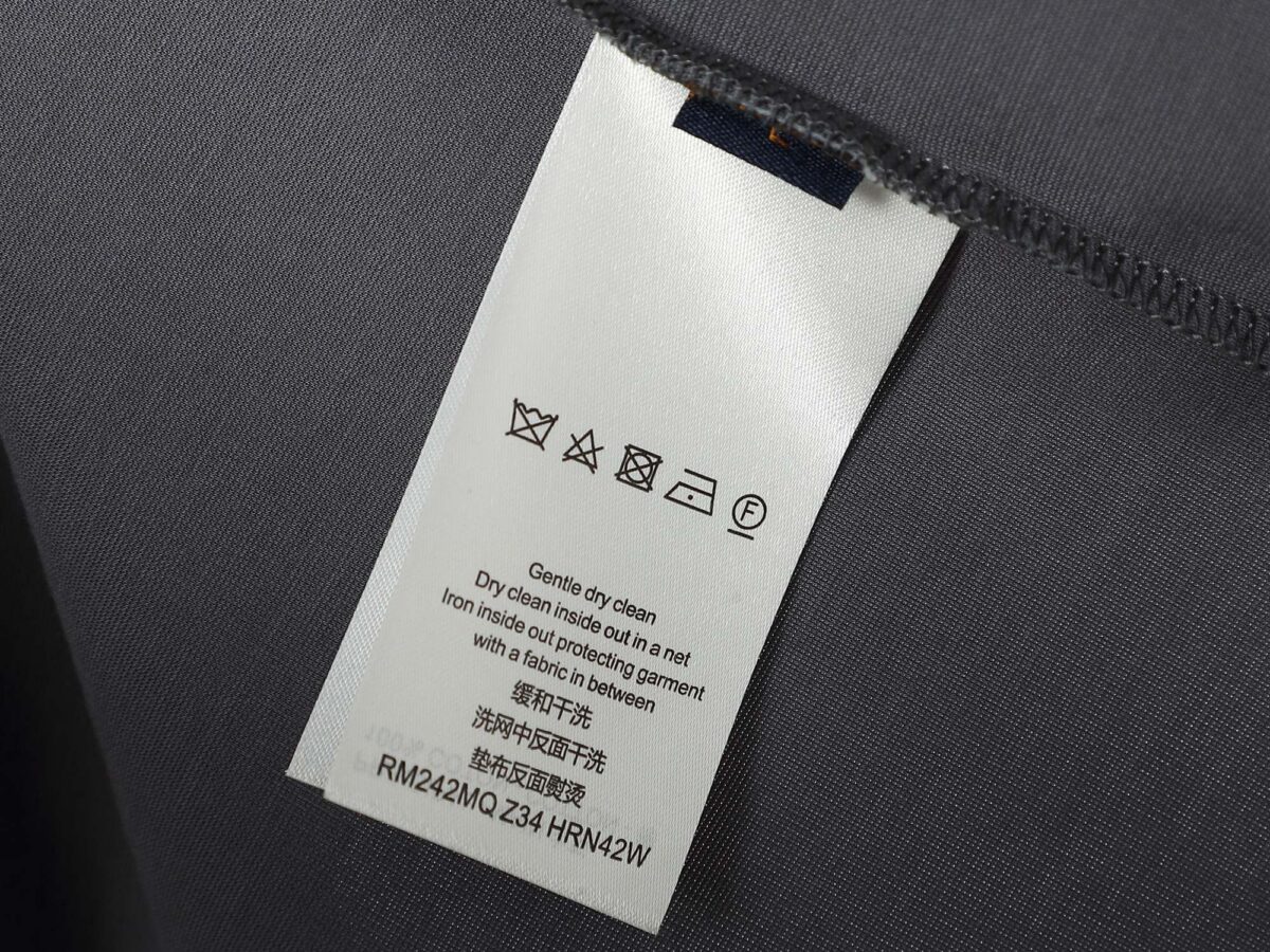 P75 🌸 路易威登LV（7色可选） 专柜经典爆款 采用天丝棉面料 圆领短袖 简约设计，肌理感强，冰丝面料透气凉爽，修身剪裁利落，商务休闲都适配，高级耐看。 尺码：M，L，xL，XXL码 （身高173体重150 穿L码）
