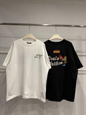 P75 Louis Vuitton路易威登LV海螺刺绣T恤圆领短袖 夏日海边氛围感天花板这件路易威登T恤把度假风玩出了高级感。正面是低调的复古花体LV刺绣，简约不张扬；背面则以彩色海螺图案搭配手写体品牌标识，仿佛把热带海滩穿在了身上，元气又吸睛。 甄选高克重纯棉面料，上身柔软透气，垂坠感优越，久穿也不易变形。宽松落肩版型不挑身形，男女同款适配情侣穿搭，搭配牛仔短裤、工装裤或阔腿卫裤都超有范儿。 日常出街、海边度假还是好友聚会，都能轻松穿出松弛时髦感，是衣柜里能点亮整个夏天的宝藏单品，懂的朋友别错过！ 尺码：S—XL 颜色：黑色 白色
