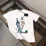 P75 🌟Louis vuitton/LV 26SS最新款印花短袖圆领T恤～印花Logo精致升级～定制纯棉面料，极为亲肤舒适， 摸上去手感非常的柔软，质感很好，做工细致。完美体现立体感 符合品牌一贯的设计风格，整体非常不错！时尚品味T恤衫，而且内搭单穿都完全没问题！上身效果超赞👍 颜色：黑色 白色 码数： M-XXXL