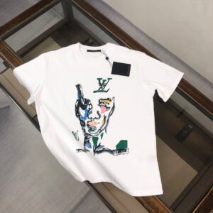 P75 🌟Louis vuitton/LV 26SS最新款印花短袖圆领T恤～印花Logo精致升级～定制纯棉面料，极为亲肤舒适， 摸上去手感非常的柔软，质感很好，做工细致。完美体现立体感 符合品牌一贯的设计风格，整体非常不错！时尚品味T恤衫，而且内搭单穿都完全没问题！上身效果超赞👍 颜色：黑色 白色 码数： M-XXXL