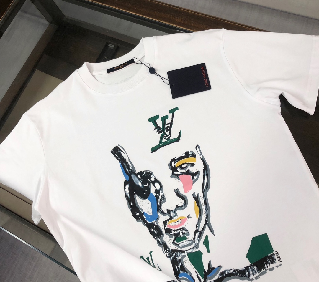 P75 🌟Louis vuitton/LV 26SS最新款印花短袖圆领T恤～印花Logo精致升级～定制纯棉面料，极为亲肤舒适， 摸上去手感非常的柔软，质感很好，做工细致。完美体现立体感 符合品牌一贯的设计风格，整体非常不错！时尚品味T恤衫，而且内搭单穿都完全没问题！上身效果超赞👍 颜色：黑色 白色 码数： M-XXXL