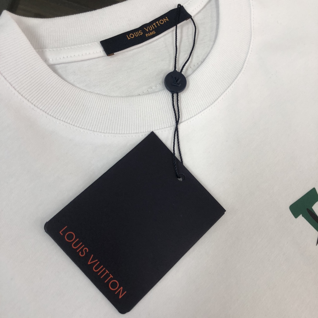 P75 🌟Louis vuitton/LV 26SS最新款印花短袖圆领T恤～印花Logo精致升级～定制纯棉面料，极为亲肤舒适， 摸上去手感非常的柔软，质感很好，做工细致。完美体现立体感 符合品牌一贯的设计风格，整体非常不错！时尚品味T恤衫，而且内搭单穿都完全没问题！上身效果超赞👍 颜色：黑色 白色 码数： M-XXXL