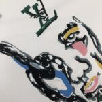 P75 🌟Louis vuitton/LV 26SS最新款印花短袖圆领T恤～印花Logo精致升级～定制纯棉面料，极为亲肤舒适， 摸上去手感非常的柔软，质感很好，做工细致。完美体现立体感 符合品牌一贯的设计风格，整体非常不错！时尚品味T恤衫，而且内搭单穿都完全没问题！上身效果超赞👍 颜色：黑色 白色 码数： M-XXXL