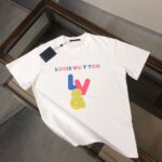P75 Louis vuitton/LV 26SS最新款情侣款短袖T恤～顶级彩色logo印花设计～面料上身舒适透气，不僵硬，修身的剪裁，采用高定定制纯棉面料！上身舒适有型，内搭单穿都完全没问题，时尚潮人必备！！！ 颜色：黑色 白色 码数：M-XXXL