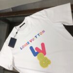 P75 Louis vuitton/LV 26SS最新款情侣款短袖T恤～顶级彩色logo印花设计～面料上身舒适透气，不僵硬，修身的剪裁，采用高定定制纯棉面料！上身舒适有型，内搭单穿都完全没问题，时尚潮人必备！！！ 颜色：黑色 白色 码数：M-XXXL