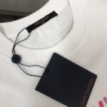 P75 Louis vuitton/LV 26SS最新款情侣款短袖T恤～顶级彩色logo印花设计～面料上身舒适透气，不僵硬，修身的剪裁，采用高定定制纯棉面料！上身舒适有型，内搭单穿都完全没问题，时尚潮人必备！！！ 颜色：黑色 白色 码数：M-XXXL