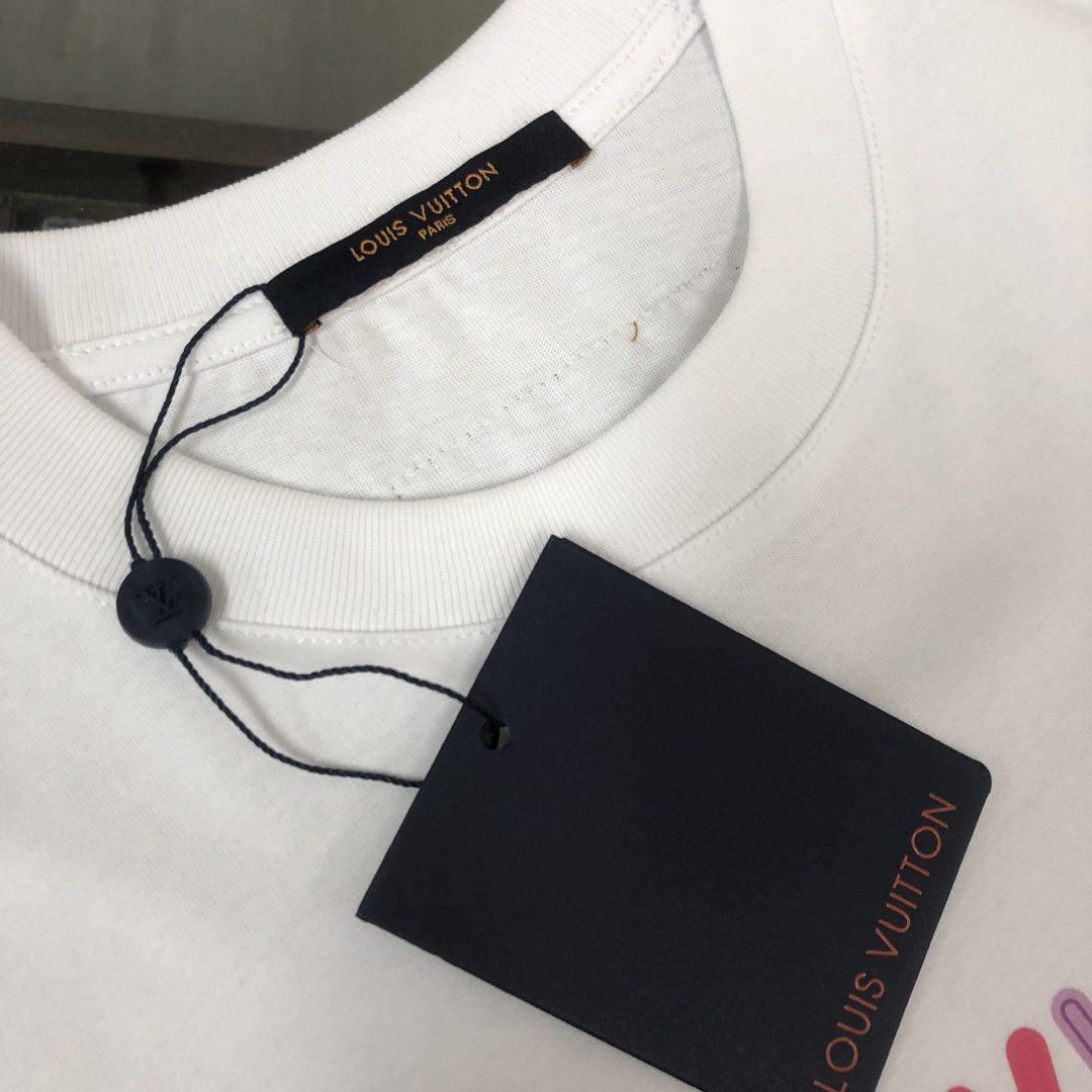 P75 Louis vuitton/LV 26SS最新款情侣款短袖T恤～顶级彩色logo印花设计～面料上身舒适透气，不僵硬，修身的剪裁，采用高定定制纯棉面料！上身舒适有型，内搭单穿都完全没问题，时尚潮人必备！！！ 颜色：黑色 白色 码数：M-XXXL