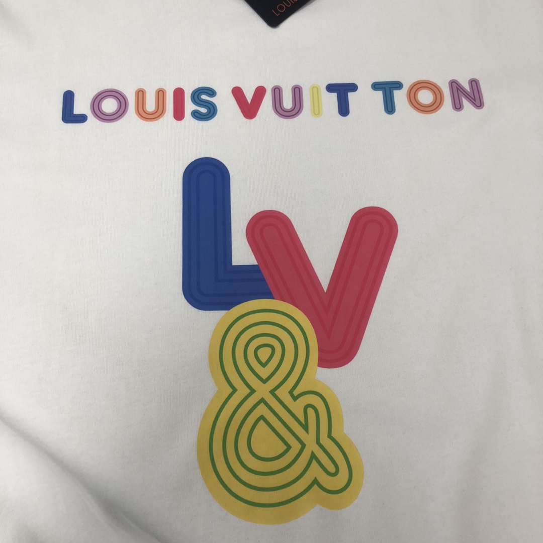 P75 Louis vuitton/LV 26SS最新款情侣款短袖T恤～顶级彩色logo印花设计～面料上身舒适透气，不僵硬，修身的剪裁，采用高定定制纯棉面料！上身舒适有型，内搭单穿都完全没问题，时尚潮人必备！！！ 颜色：黑色 白色 码数：M-XXXL