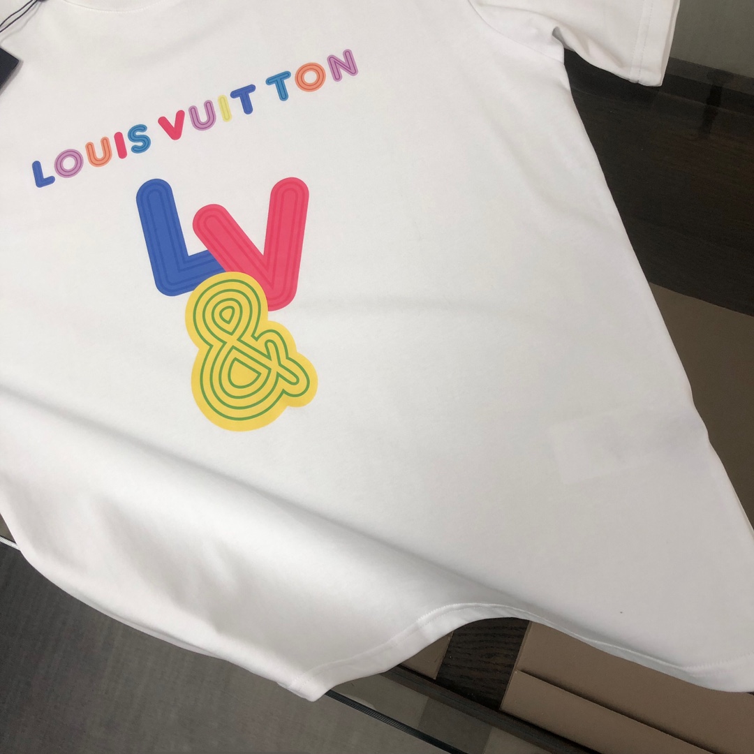P75 Louis vuitton/LV 26SS最新款情侣款短袖T恤～顶级彩色logo印花设计～面料上身舒适透气，不僵硬，修身的剪裁，采用高定定制纯棉面料！上身舒适有型，内搭单穿都完全没问题，时尚潮人必备！！！ 颜色：黑色 白色 码数：M-XXXL