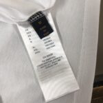 P75 Louis vuitton/LV 26SS最新款情侣款短袖T恤～顶级彩色logo印花设计～面料上身舒适透气，不僵硬，修身的剪裁，采用高定定制纯棉面料！上身舒适有型，内搭单穿都完全没问题，时尚潮人必备！！！ 颜色：黑色 白色 码数：M-XXXL