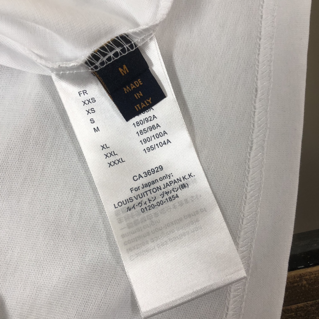 P75 Louis vuitton/LV 26SS最新款情侣款短袖T恤～顶级彩色logo印花设计～面料上身舒适透气，不僵硬，修身的剪裁，采用高定定制纯棉面料！上身舒适有型，内搭单穿都完全没问题，时尚潮人必备！！！ 颜色：黑色 白色 码数：M-XXXL