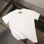 P75 Louis vuitton/LV 26SS最新款情侣款短袖T恤～顶级彩色logo印花设计～面料上身舒适透气，不僵硬，修身的剪裁，采用高定定制纯棉面料！上身舒适有型，内搭单穿都完全没问题，时尚潮人必备！！！ 颜色：黑色 白色 码数：M-XXXL