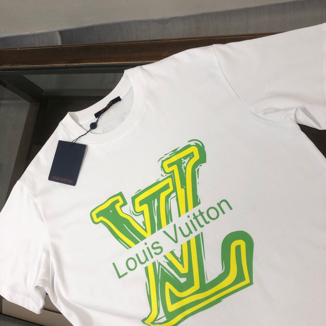 P75 Louis vuitton/LV 26SS最新款情侣款短袖T恤～顶级印花logo图案设计～面料上身舒适透气，不僵硬，修身的剪裁，采用高定定制纯棉面料！上身舒适有型，内搭单穿都完全没问题，时尚潮人必备！！！ 颜色：黑色 白色 码数：M-XXXL