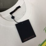 P75 Louis vuitton/LV 26SS最新款情侣款短袖T恤～顶级印花logo图案设计～面料上身舒适透气，不僵硬，修身的剪裁，采用高定定制纯棉面料！上身舒适有型，内搭单穿都完全没问题，时尚潮人必备！！！ 颜色：黑色 白色 码数：M-XXXL