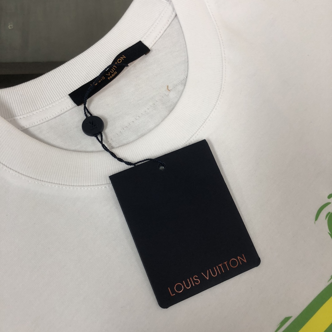 P75 Louis vuitton/LV 26SS最新款情侣款短袖T恤～顶级印花logo图案设计～面料上身舒适透气，不僵硬，修身的剪裁，采用高定定制纯棉面料！上身舒适有型，内搭单穿都完全没问题，时尚潮人必备！！！ 颜色：黑色 白色 码数：M-XXXL