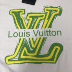 P75 Louis vuitton/LV 26SS最新款情侣款短袖T恤～顶级印花logo图案设计～面料上身舒适透气，不僵硬，修身的剪裁，采用高定定制纯棉面料！上身舒适有型，内搭单穿都完全没问题，时尚潮人必备！！！ 颜色：黑色 白色 码数：M-XXXL