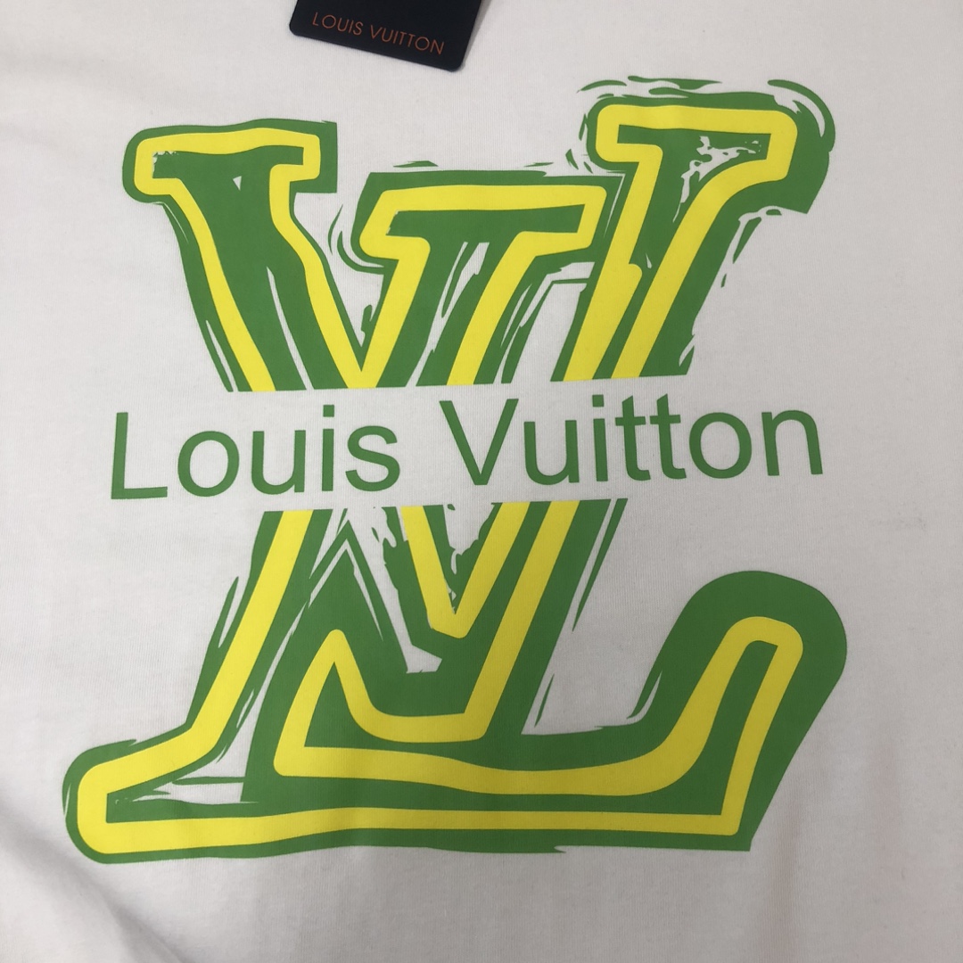 P75 Louis vuitton/LV 26SS最新款情侣款短袖T恤～顶级印花logo图案设计～面料上身舒适透气，不僵硬，修身的剪裁，采用高定定制纯棉面料！上身舒适有型，内搭单穿都完全没问题，时尚潮人必备！！！ 颜色：黑色 白色 码数：M-XXXL