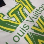 P75 Louis vuitton/LV 26SS最新款情侣款短袖T恤～顶级印花logo图案设计～面料上身舒适透气，不僵硬，修身的剪裁，采用高定定制纯棉面料！上身舒适有型，内搭单穿都完全没问题，时尚潮人必备！！！ 颜色：黑色 白色 码数：M-XXXL