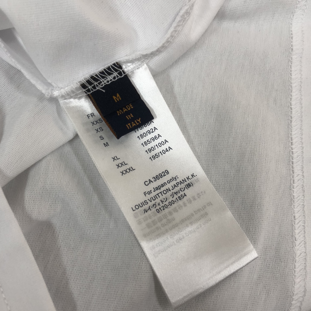 P75 Louis vuitton/LV 26SS最新款情侣款短袖T恤～顶级印花logo图案设计～面料上身舒适透气，不僵硬，修身的剪裁，采用高定定制纯棉面料！上身舒适有型，内搭单穿都完全没问题，时尚潮人必备！！！ 颜色：黑色 白色 码数：M-XXXL
