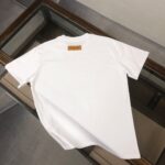 P75 Louis vuitton/LV 26SS最新款情侣款短袖T恤～顶级印花logo图案设计～面料上身舒适透气，不僵硬，修身的剪裁，采用高定定制纯棉面料！上身舒适有型，内搭单穿都完全没问题，时尚潮人必备！！！ 颜色：黑色 白色 码数：M-XXXL