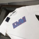 P75 Louis vuitton/LV 26SS最新款情侣款短袖T恤～顶级印花logo设计～面料上身舒适透气，不僵硬，修身的剪裁，采用高定定制纯棉面料！上身舒适有型，内搭单穿都完全没问题，时尚潮人必备！！！ 颜色：黑色 白色 码数：M-XXXL