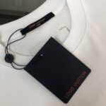 P75 Louis vuitton/LV 26SS最新款情侣款短袖T恤～顶级印花logo设计～面料上身舒适透气，不僵硬，修身的剪裁，采用高定定制纯棉面料！上身舒适有型，内搭单穿都完全没问题，时尚潮人必备！！！ 颜色：黑色 白色 码数：M-XXXL