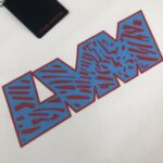 P75 Louis vuitton/LV 26SS最新款情侣款短袖T恤～顶级印花logo设计～面料上身舒适透气，不僵硬，修身的剪裁，采用高定定制纯棉面料！上身舒适有型，内搭单穿都完全没问题，时尚潮人必备！！！ 颜色：黑色 白色 码数：M-XXXL