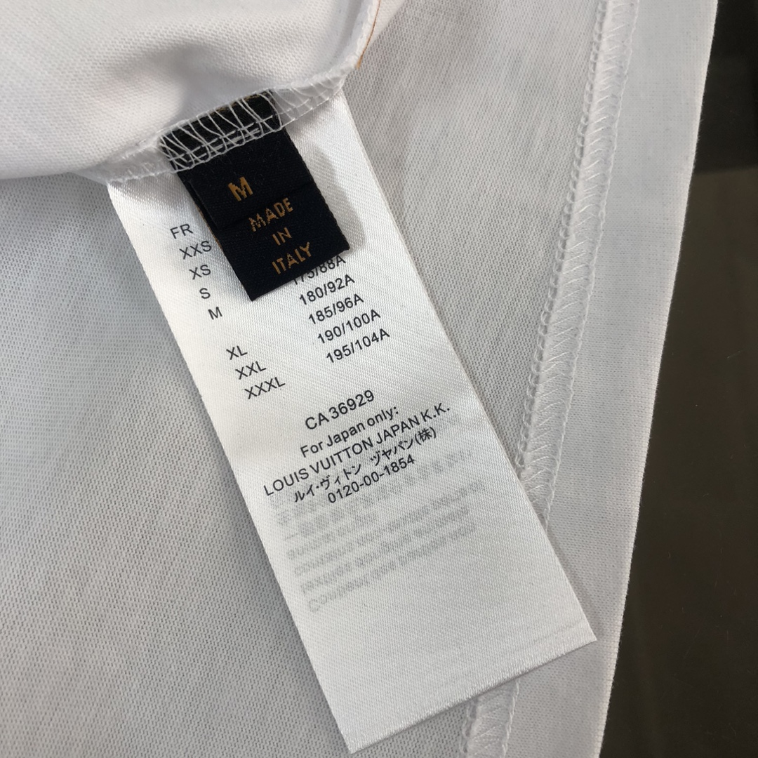 P75 Louis vuitton/LV 26SS最新款情侣款短袖T恤～顶级印花logo设计～面料上身舒适透气，不僵硬，修身的剪裁，采用高定定制纯棉面料！上身舒适有型，内搭单穿都完全没问题，时尚潮人必备！！！ 颜色：黑色 白色 码数：M-XXXL