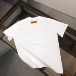 P75 Louis vuitton/LV 26SS最新款情侣款短袖T恤～顶级印花logo设计～面料上身舒适透气，不僵硬，修身的剪裁，采用高定定制纯棉面料！上身舒适有型，内搭单穿都完全没问题，时尚潮人必备！！！ 颜色：黑色 白色 码数：M-XXXL