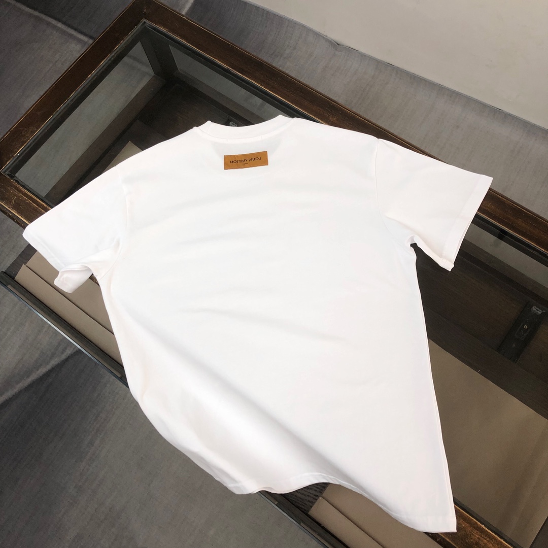 P75 Louis vuitton/LV 26SS最新款情侣款短袖T恤～顶级印花logo设计～面料上身舒适透气，不僵硬，修身的剪裁，采用高定定制纯棉面料！上身舒适有型，内搭单穿都完全没问题，时尚潮人必备！！！ 颜色：黑色 白色 码数：M-XXXL