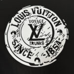 P75 A🍀Louis vuitton/LV 26ss夏季新款时尚圆领短袖T恤 男女同款✅高标准定制，上身非常有型～定制240克超舒适纯棉面料，质感非常细腻，整体的触感舒适，亲肤效果也是极佳。且版型方面也是完美穿搭效果，完美的符合各种穿搭场合的所需。极为非凡，档次与魅力更是极为的出色亮眼，更能够彰显品牌规格与你对于时尚的追求！！ color：黑色 白色 size：M-XXXL