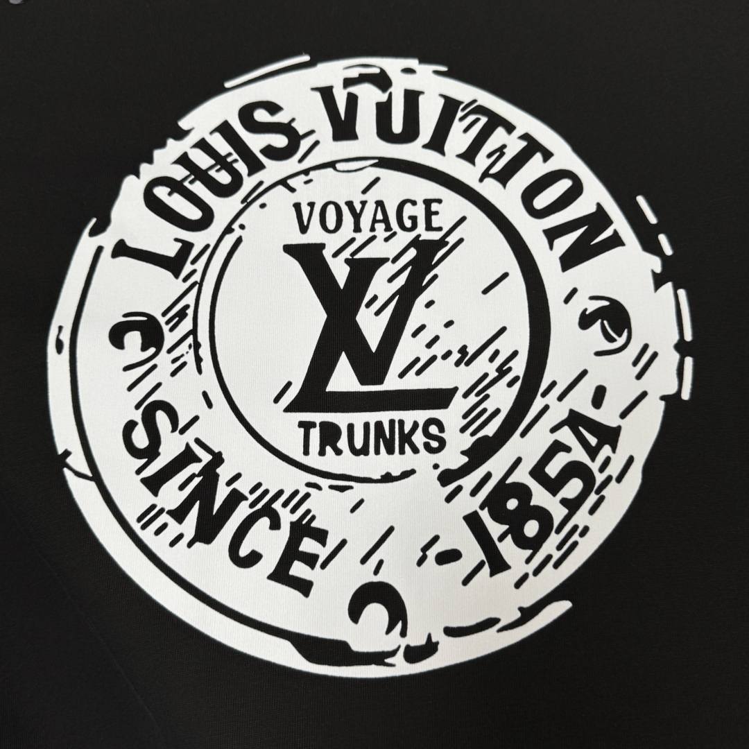 P75 A🍀Louis vuitton/LV 26ss夏季新款时尚圆领短袖T恤 男女同款✅高标准定制，上身非常有型～定制240克超舒适纯棉面料，质感非常细腻，整体的触感舒适，亲肤效果也是极佳。且版型方面也是完美穿搭效果，完美的符合各种穿搭场合的所需。极为非凡，档次与魅力更是极为的出色亮眼，更能够彰显品牌规格与你对于时尚的追求！！ color：黑色 白色 size：M-XXXL