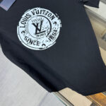 P75 A🍀Louis vuitton/LV 26ss夏季新款时尚圆领短袖T恤 男女同款✅高标准定制，上身非常有型～定制240克超舒适纯棉面料，质感非常细腻，整体的触感舒适，亲肤效果也是极佳。且版型方面也是完美穿搭效果，完美的符合各种穿搭场合的所需。极为非凡，档次与魅力更是极为的出色亮眼，更能够彰显品牌规格与你对于时尚的追求！！ color：黑色 白色 size：M-XXXL