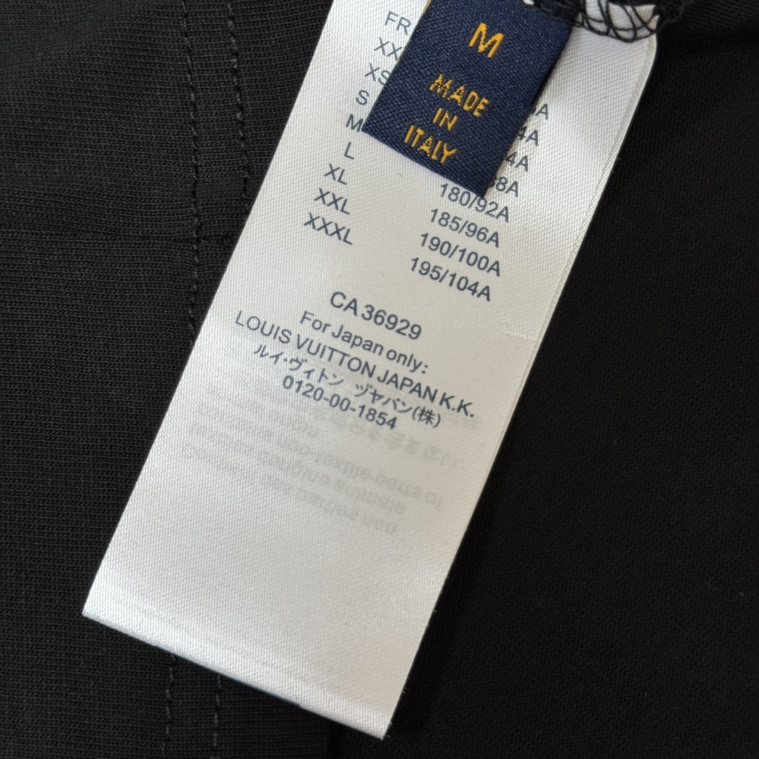 P75 A🍀Louis vuitton/LV 26ss夏季新款时尚圆领短袖T恤 男女同款✅高标准定制，上身非常有型～定制240克超舒适纯棉面料，质感非常细腻，整体的触感舒适，亲肤效果也是极佳。且版型方面也是完美穿搭效果，完美的符合各种穿搭场合的所需。极为非凡，档次与魅力更是极为的出色亮眼，更能够彰显品牌规格与你对于时尚的追求！！ color：黑色 白色 size：M-XXXL