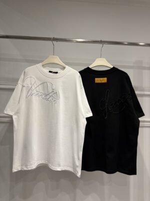 P70 Louis Vuitton路易威登2026新款LV手写刺绣短袖圆领T恤 高定重磅双股精梳棉打造，软糯厚实不易变形，宽松落肩剪裁适配各类身形，不挑男女。前后采用同色系立体手写刺绣，流畅花体字低调高级，无浮夸印花，暗光下暗藏精致质感，简约黑白两色百搭不挑穿搭。 经典圆领加固包边，领口久穿不易松垮，背后专属品牌织标点缀细节。日常单穿清爽利落，叠搭牛仔外套、机能夹克皆出彩，兼顾轻奢调性与街头潮流感，极简设计自带高级辨识度，是四季可穿的百搭典藏基础款。 尺码：S—XL 颜色：黑色 白色