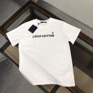 P75 💥 Louis vuitton/LV 路易威登 夏季新款圆领短袖T恤！270克重磅高端纯棉面料，手感质感都极完美！修身裁剪设计干净利落！时尚又好看！走线做工非常精致！版型效果超赞！而且透气性能超强！任何年龄阶段都可轻松驾驭，男士衣橱里必备的单品。 颜色： 白 黑色 码数：M-3XL （下单请报身高体重）