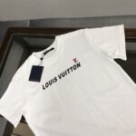 P75 💥 Louis vuitton/LV 路易威登 夏季新款圆领短袖T恤！270克重磅高端纯棉面料，手感质感都极完美！修身裁剪设计干净利落！时尚又好看！走线做工非常精致！版型效果超赞！而且透气性能超强！任何年龄阶段都可轻松驾驭，男士衣橱里必备的单品。 颜色： 白 黑色 码数：M-3XL （下单请报身高体重）