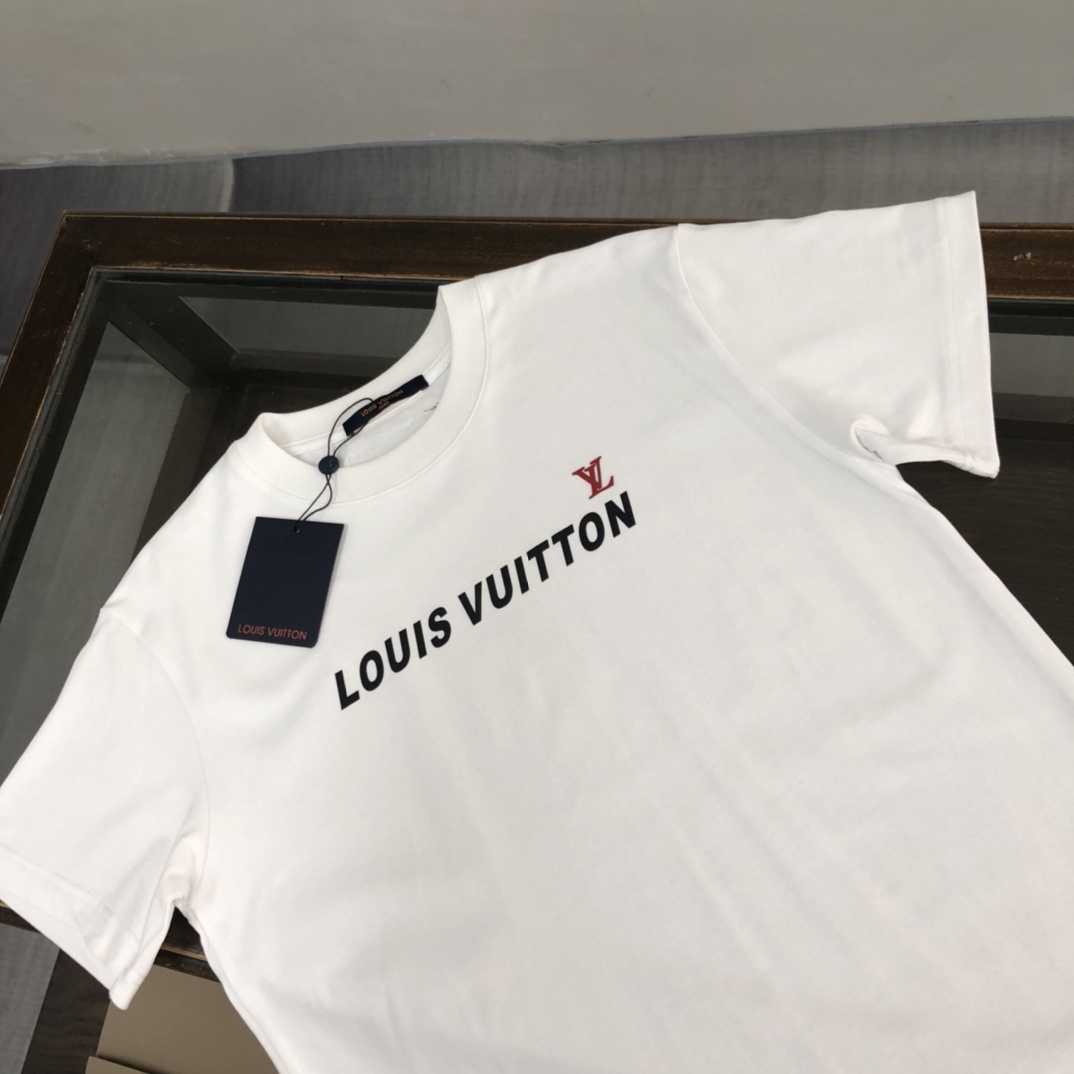 P75 💥 Louis vuitton/LV 路易威登 夏季新款圆领短袖T恤！270克重磅高端纯棉面料，手感质感都极完美！修身裁剪设计干净利落！时尚又好看！走线做工非常精致！版型效果超赞！而且透气性能超强！任何年龄阶段都可轻松驾驭，男士衣橱里必备的单品。 颜色： 白 黑色 码数：M-3XL （下单请报身高体重）
