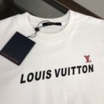 P75 💥 Louis vuitton/LV 路易威登 夏季新款圆领短袖T恤！270克重磅高端纯棉面料，手感质感都极完美！修身裁剪设计干净利落！时尚又好看！走线做工非常精致！版型效果超赞！而且透气性能超强！任何年龄阶段都可轻松驾驭，男士衣橱里必备的单品。 颜色： 白 黑色 码数：M-3XL （下单请报身高体重）