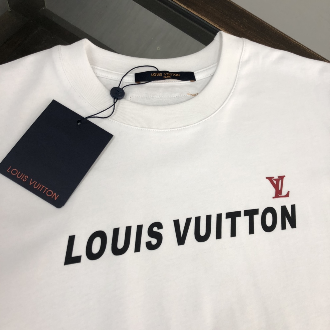 P75 💥 Louis vuitton/LV 路易威登 夏季新款圆领短袖T恤！270克重磅高端纯棉面料，手感质感都极完美！修身裁剪设计干净利落！时尚又好看！走线做工非常精致！版型效果超赞！而且透气性能超强！任何年龄阶段都可轻松驾驭，男士衣橱里必备的单品。 颜色： 白 黑色 码数：M-3XL （下单请报身高体重）