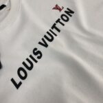 P75 💥 Louis vuitton/LV 路易威登 夏季新款圆领短袖T恤！270克重磅高端纯棉面料，手感质感都极完美！修身裁剪设计干净利落！时尚又好看！走线做工非常精致！版型效果超赞！而且透气性能超强！任何年龄阶段都可轻松驾驭，男士衣橱里必备的单品。 颜色： 白 黑色 码数：M-3XL （下单请报身高体重）