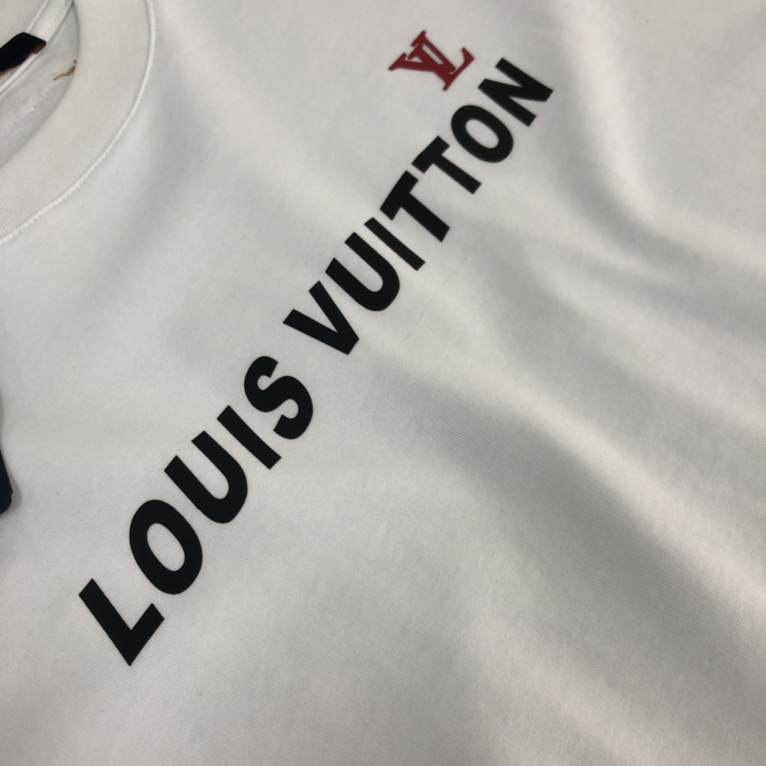 P75 💥 Louis vuitton/LV 路易威登 夏季新款圆领短袖T恤！270克重磅高端纯棉面料，手感质感都极完美！修身裁剪设计干净利落！时尚又好看！走线做工非常精致！版型效果超赞！而且透气性能超强！任何年龄阶段都可轻松驾驭，男士衣橱里必备的单品。 颜色： 白 黑色 码数：M-3XL （下单请报身高体重）