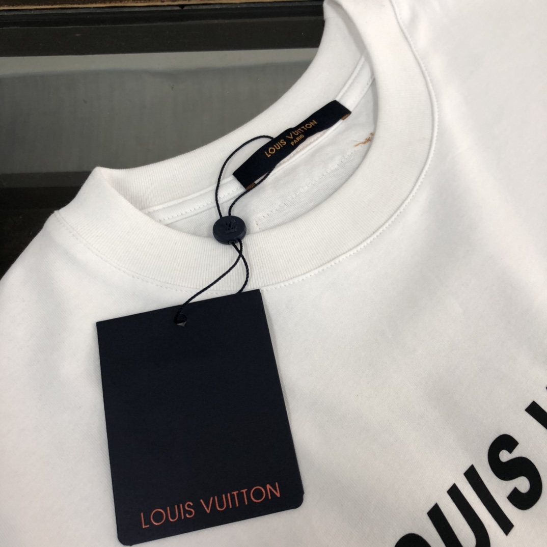P75 💥 Louis vuitton/LV 路易威登 夏季新款圆领短袖T恤！270克重磅高端纯棉面料，手感质感都极完美！修身裁剪设计干净利落！时尚又好看！走线做工非常精致！版型效果超赞！而且透气性能超强！任何年龄阶段都可轻松驾驭，男士衣橱里必备的单品。 颜色： 白 黑色 码数：M-3XL （下单请报身高体重）