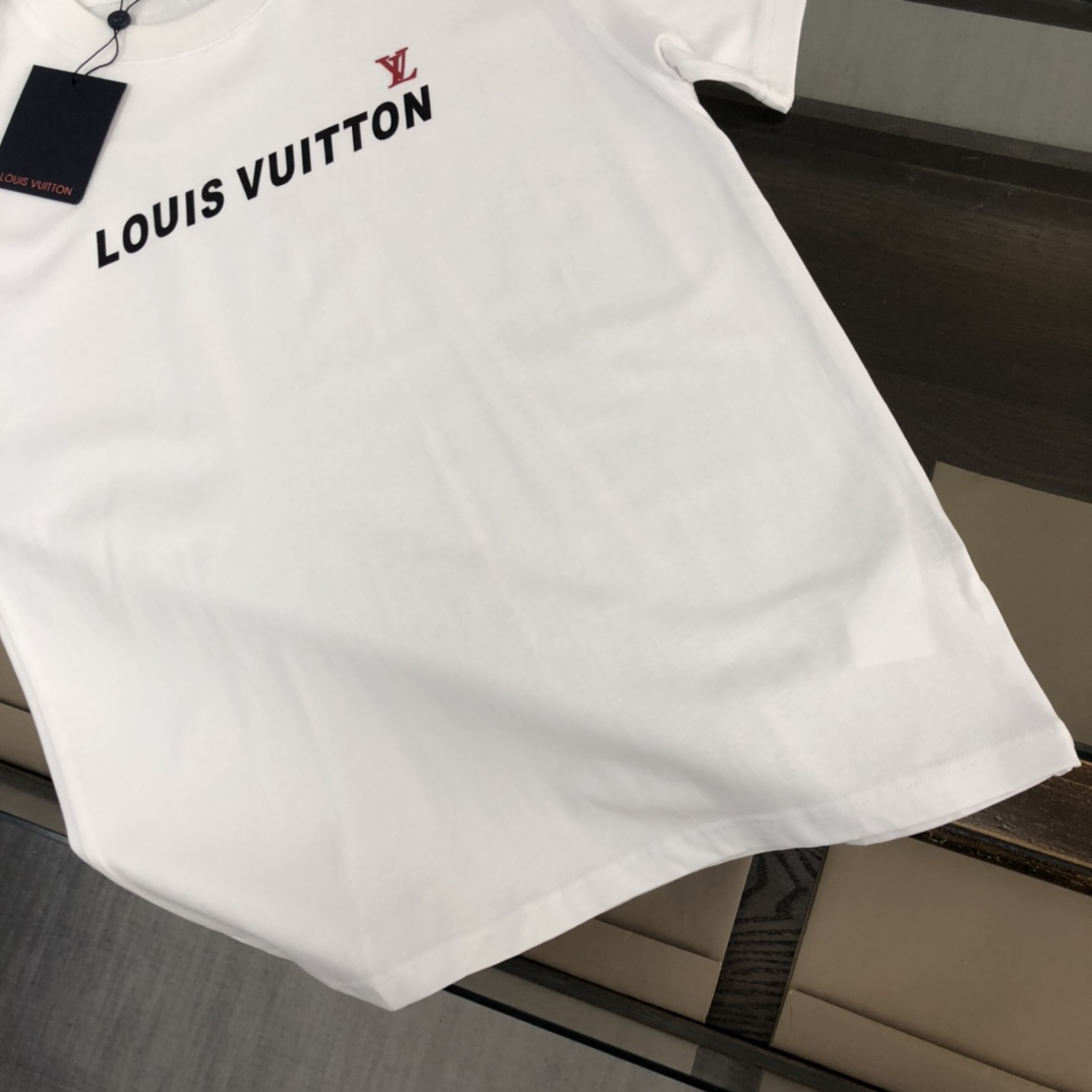 P75 💥 Louis vuitton/LV 路易威登 夏季新款圆领短袖T恤！270克重磅高端纯棉面料，手感质感都极完美！修身裁剪设计干净利落！时尚又好看！走线做工非常精致！版型效果超赞！而且透气性能超强！任何年龄阶段都可轻松驾驭，男士衣橱里必备的单品。 颜色： 白 黑色 码数：M-3XL （下单请报身高体重）