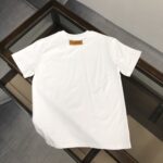 P75 💥 Louis vuitton/LV 路易威登 夏季新款圆领短袖T恤！270克重磅高端纯棉面料，手感质感都极完美！修身裁剪设计干净利落！时尚又好看！走线做工非常精致！版型效果超赞！而且透气性能超强！任何年龄阶段都可轻松驾驭，男士衣橱里必备的单品。 颜色： 白 黑色 码数：M-3XL （下单请报身高体重）