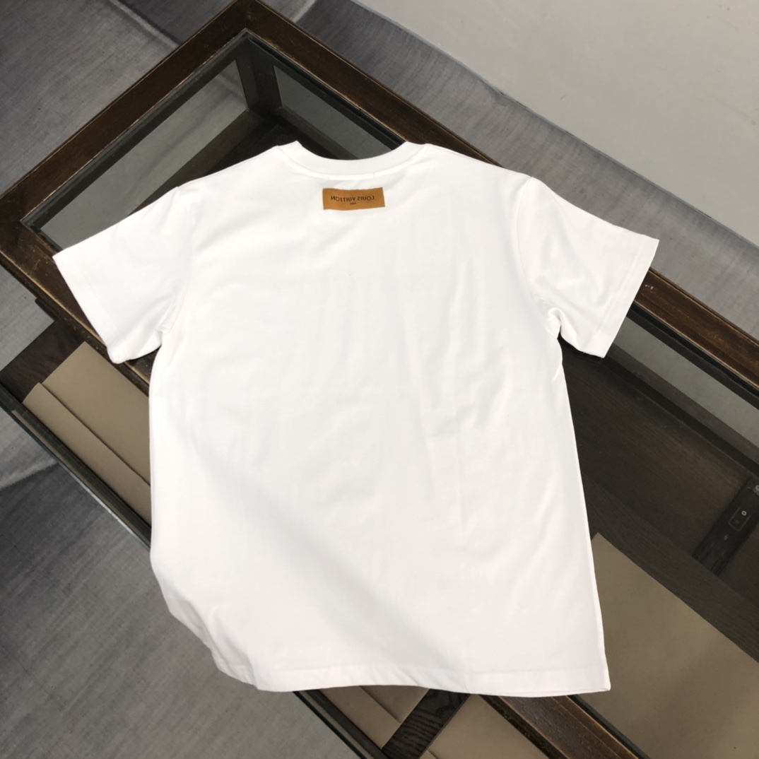 P75 💥 Louis vuitton/LV 路易威登 夏季新款圆领短袖T恤！270克重磅高端纯棉面料，手感质感都极完美！修身裁剪设计干净利落！时尚又好看！走线做工非常精致！版型效果超赞！而且透气性能超强！任何年龄阶段都可轻松驾驭，男士衣橱里必备的单品。 颜色： 白 黑色 码数：M-3XL （下单请报身高体重）