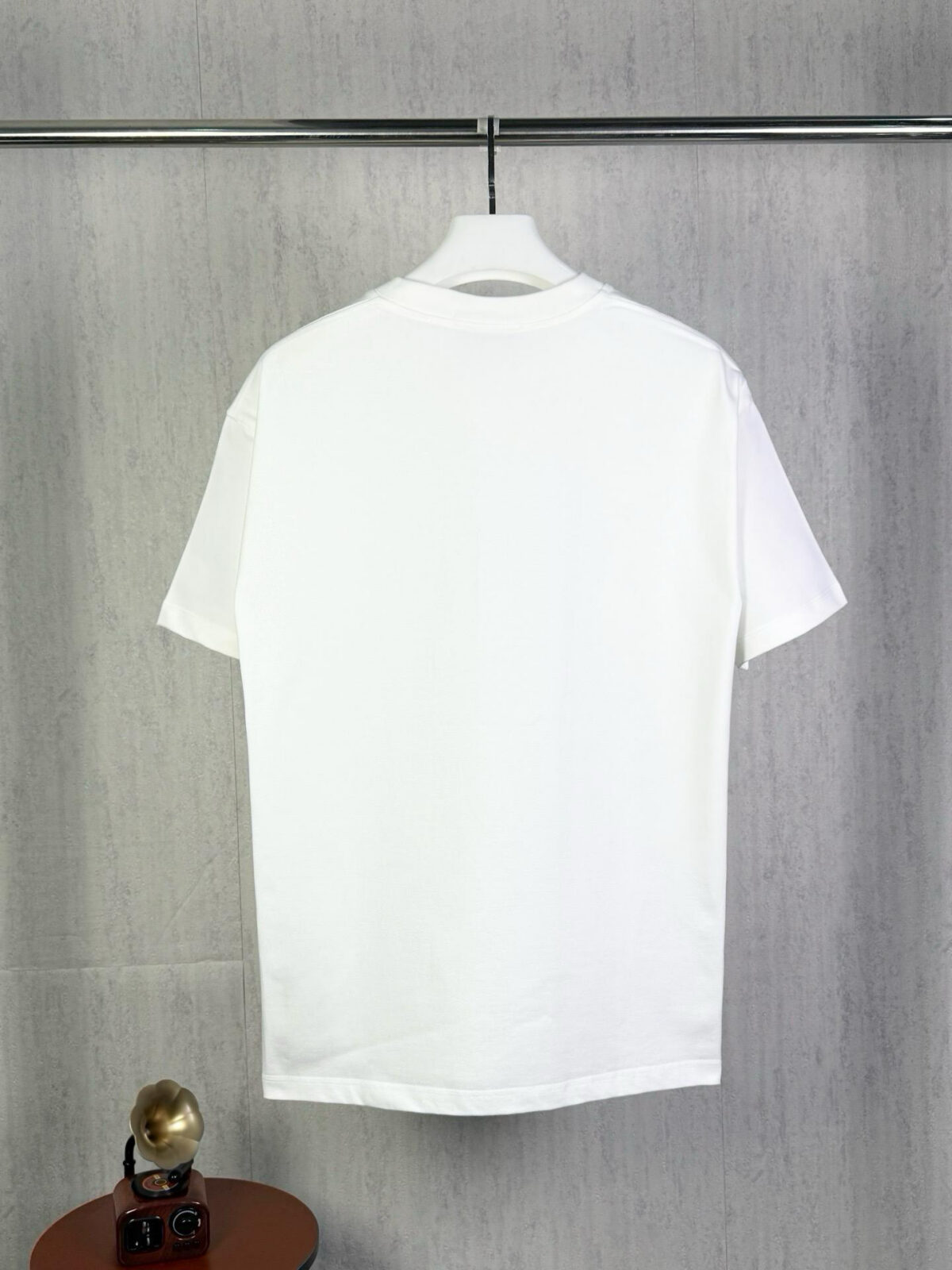 P70 挂拍图 顶级版本 Louis Vuitton 路易威登 驴家 #0043 新品同步专柜上架 春夏限定Monogram暗纹满印提花海洋串珠短袖T恤 采用300克双纱面料，1*1索罗娜罗纹， 进口数码白墨直喷，3D浮雕效果，在时尚与科枝完美交融中，精度与色彩的盛宴，色彩高清细节，绿色与环保的理念，宽松版本，男女同款 2026ss官方同步 高版本 高品质 时尚个性 百搭潮流 纯原品质 原版面料 吊牌 领标 水洗麦 三标齐全 颜色：白色 码数：XS S M L